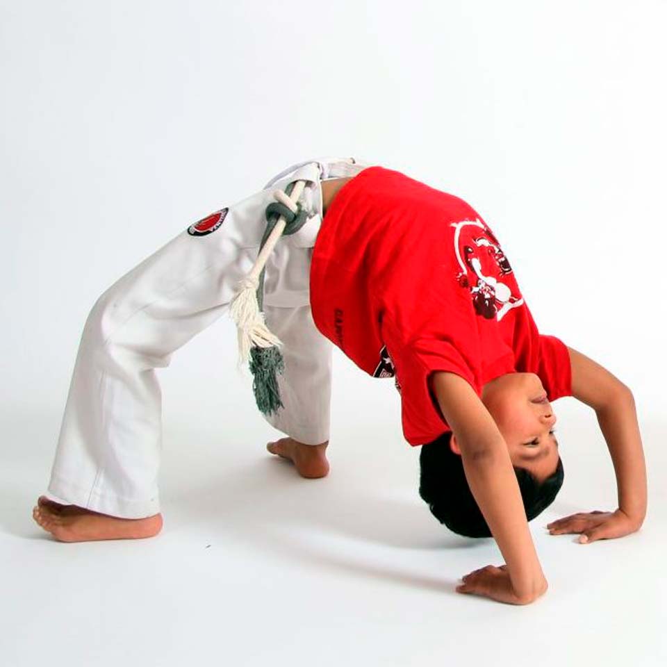 Escola Santa Mônica - 🤸‍♂️A Capoeira na educação infantil promove não  apenas o aprendizado do jogo como trabalha música, ritmo e o cantar.  👉Quando jogam capoeira, as crianças estão aprendendo esperar sua